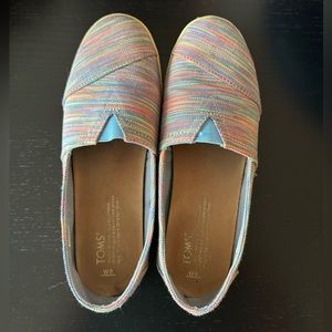 Toms multicolour slip ons in good preworn condition. Size 8W.